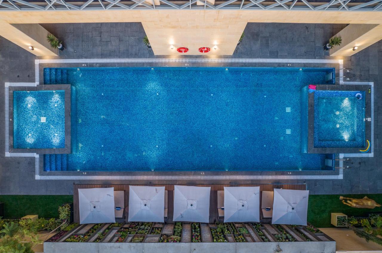 Citadines Abha Apart otel Dış mekan fotoğraf The swimming pool at the hotel