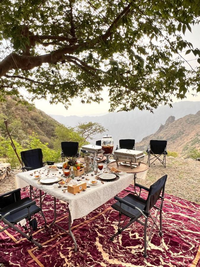 Citadines Abha Apart otel Dış mekan fotoğraf A picnic in the mountains of Oman