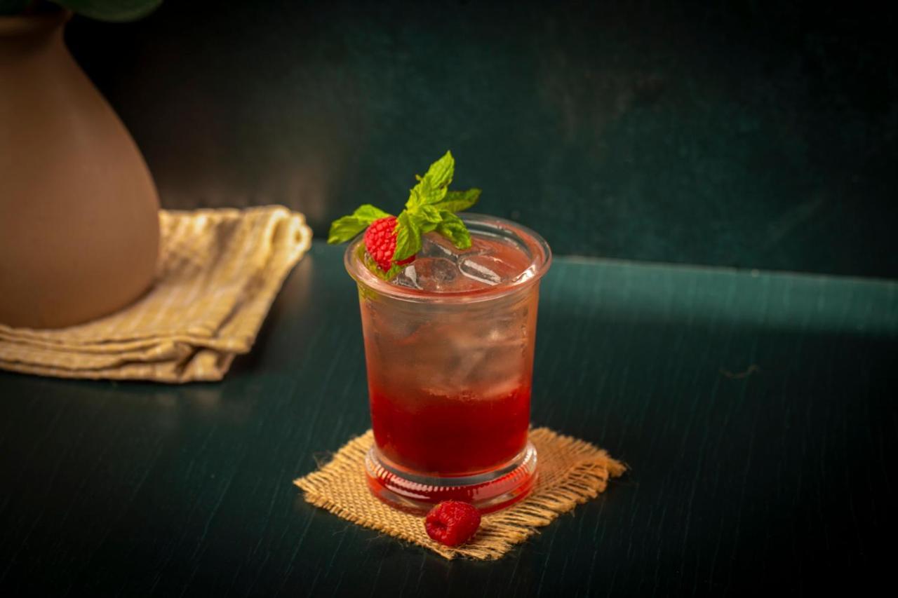 Citadines Abha Apart otel Dış mekan fotoğraf A strawberry basil smash